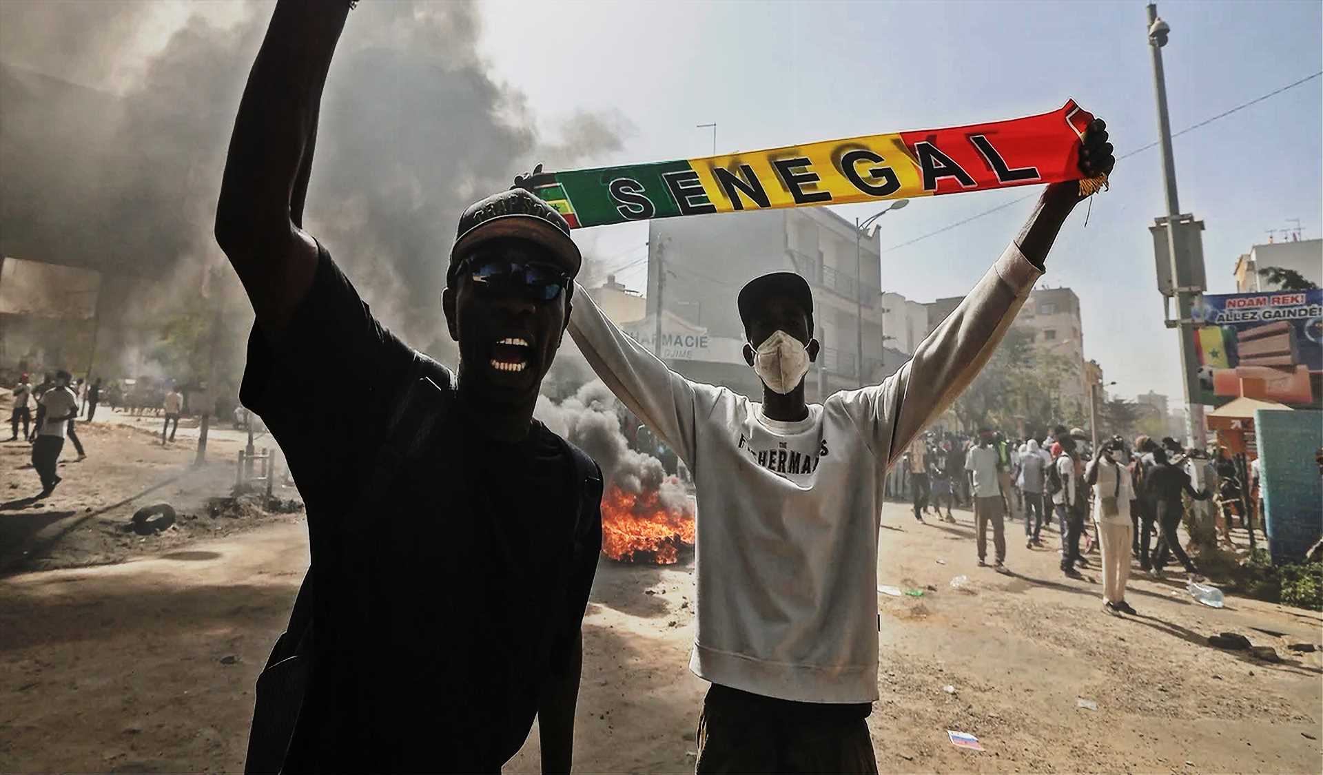 Sur fond d’indignation électorale, le Sénégal lutte pour ne pas succomber à la « ceinture de coup d’État »
